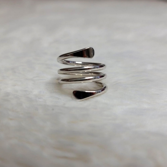 Ring Twirled Design - Picture 1 of 7